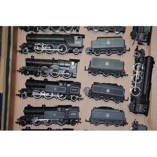 686 - A good collection of boxed and unboxed Bachmann 00 gauge model railway locomotive trains, DCC Ready.... 