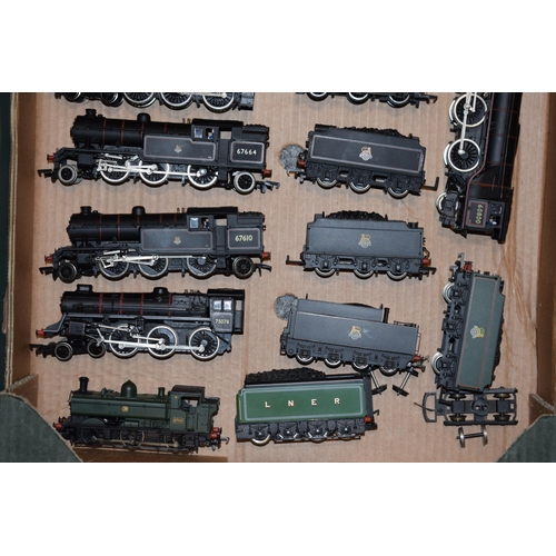 686 - A good collection of boxed and unboxed Bachmann 00 gauge model railway locomotive trains, DCC Ready.... 