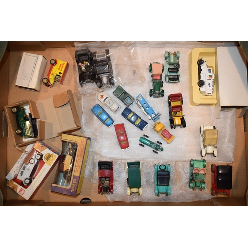 689 - A collection of vintage and contempory model die-cast vehicles to include boxed Lledo and Oxford Die... 