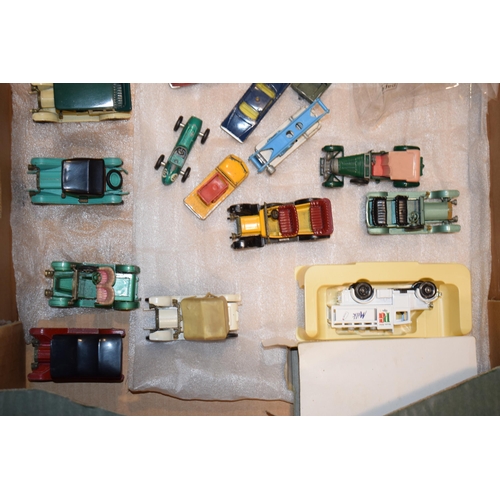 689 - A collection of vintage and contempory model die-cast vehicles to include boxed Lledo and Oxford Die... 