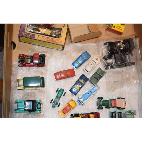 689 - A collection of vintage and contempory model die-cast vehicles to include boxed Lledo and Oxford Die... 