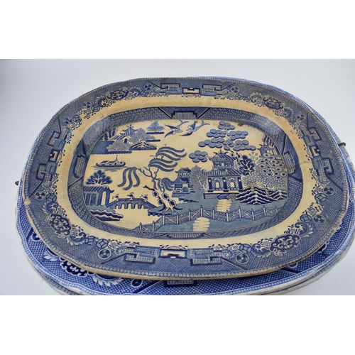 112 - A group of 19th century blue and white pottery Willow pattern platters and other similar. (q)