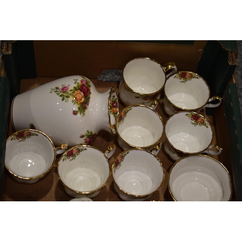 256 - A collection of Royal Albery Old Country Roses tea ware to include 8 cups, 8 saucers, 6 side plates,... 