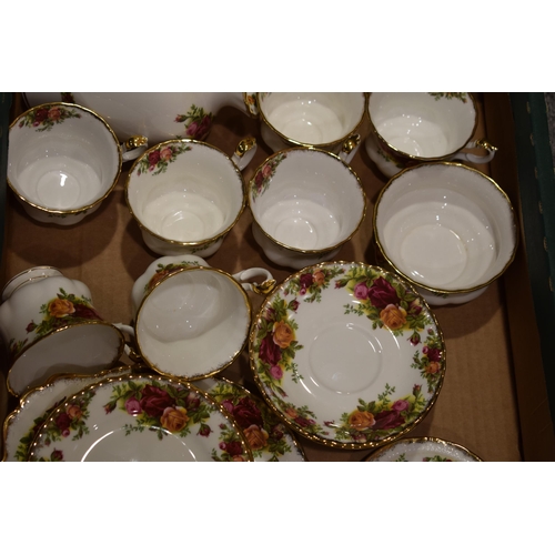 256 - A collection of Royal Albery Old Country Roses tea ware to include 8 cups, 8 saucers, 6 side plates,... 