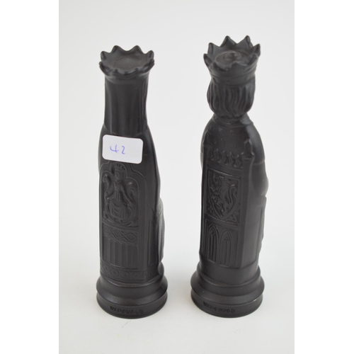 261 - Wedgwood Black Basalt King and Queen chess pieces (2), 15cm tall.