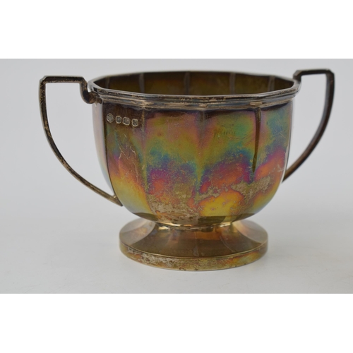 284 - Silver sugar bowl and milk jug in an Art Deco style, hallmarked Sheffield 1930 and 1931. Height 10.5... 