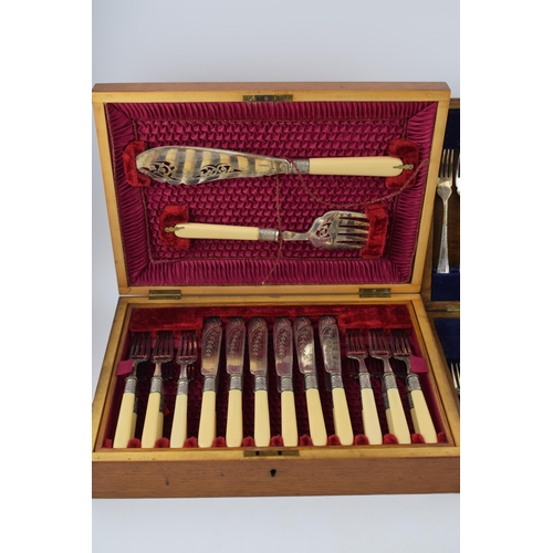 304 - 2 boxed canteen sets of silver plated cutlery sets in wooden fitted boxes, both complete (2).