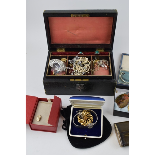 305 - A good and interesting collection of costume jewellery to include odd silver items, necklaces, earri... 