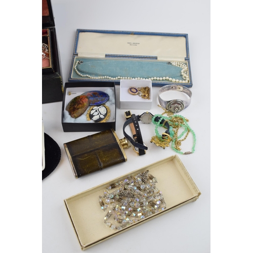 305 - A good and interesting collection of costume jewellery to include odd silver items, necklaces, earri... 