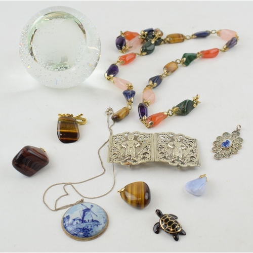 307 - A collection of gemstone jewellery to include a necklace, pendants, Delft style jewellery, a Caithne... 