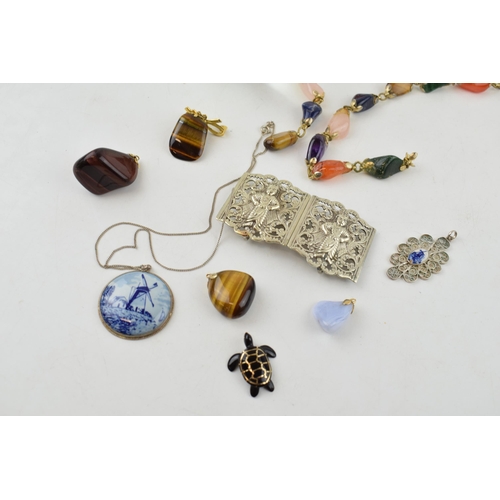 307 - A collection of gemstone jewellery to include a necklace, pendants, Delft style jewellery, a Caithne... 