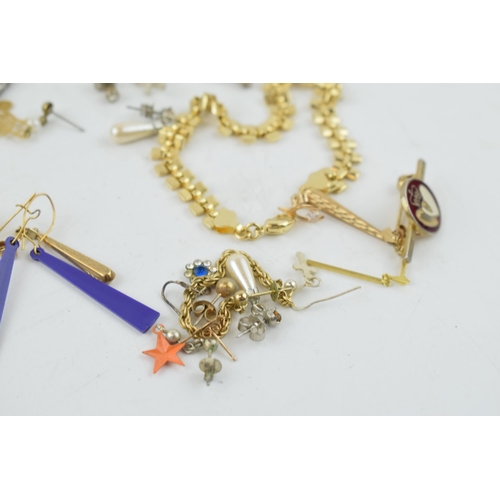 311 - A mixed collection of costume jewellry to include, ladies watches, white and yellow metal items (unt... 