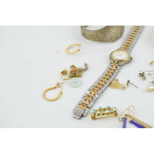 311 - A mixed collection of costume jewellry to include, ladies watches, white and yellow metal items (unt... 