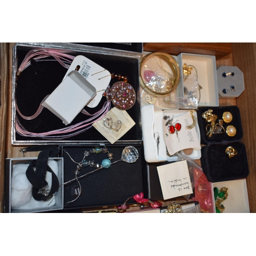 318 - A mixed collection of vintage and modern costume jewellery to include necklaces, earrings, pendants,... 