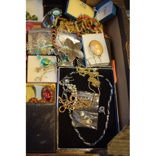 318 - A mixed collection of vintage and modern costume jewellery to include necklaces, earrings, pendants,... 