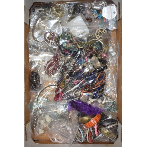 330 - A good collection of costume jewellery to include necklaces, bangles, bracelets and many others (Qty... 