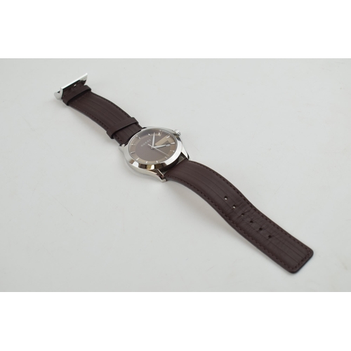 397 - Gucci gents fashionwatch on leather strap, Quartz 126.4, 40mm.