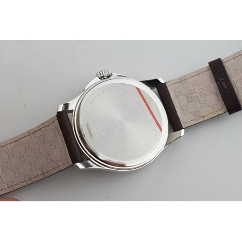 397 - Gucci gents fashionwatch on leather strap, Quartz 126.4, 40mm.