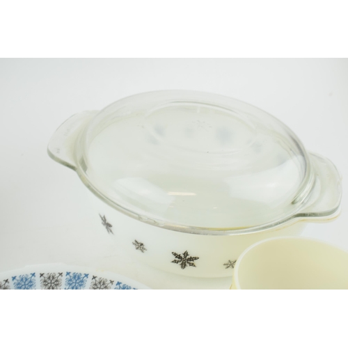 440 - A collection of vintage PYREX glass mid-century kitchenalia items to include two lidded cooking bowl... 