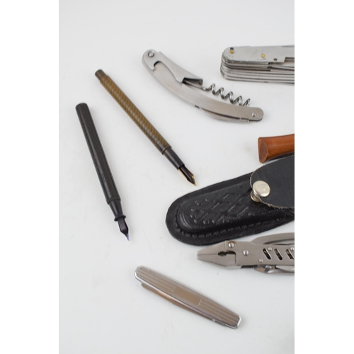 473 - A collection of vintage penknives to include examples by Victorinox, together with a collection of v... 