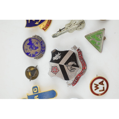 464 - A collection of silver and enamel badges to include vintage 'YHA' badge, 'Manchester Guitar Circle' ... 