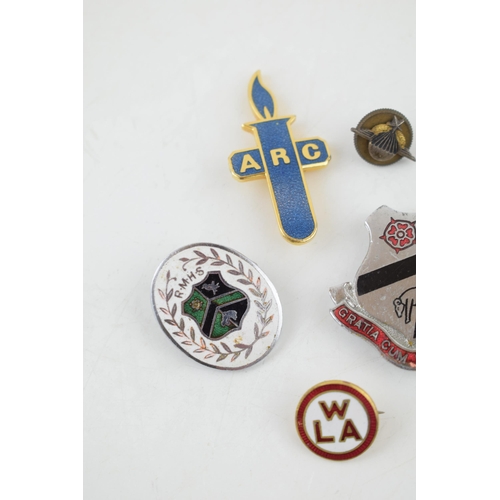 464 - A collection of silver and enamel badges to include vintage 'YHA' badge, 'Manchester Guitar Circle' ... 