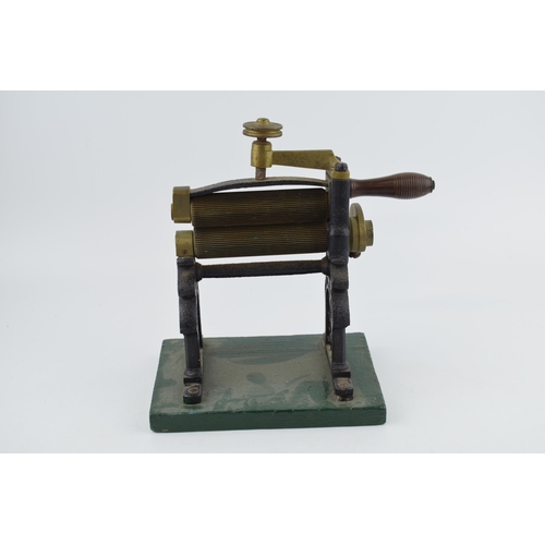 481 - Victorian table top cuff and collar mangle, mounted onto wooden base, 26cm long.