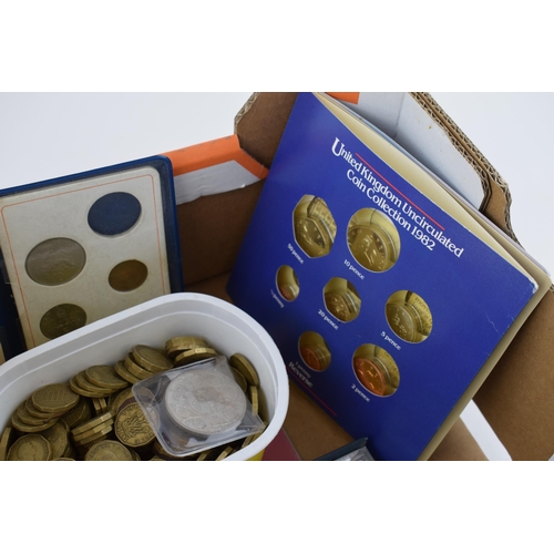 488 - Coins to include a boxed 1985 United Kingdom boxed proof set, 200+ 3 pence pieces, a UK uncirculated... 