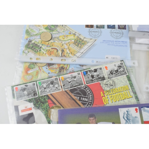 494 - A collection of First Day Covers, with 17 old £1 covers and 3 old £2 covers, to include a Celebratio... 