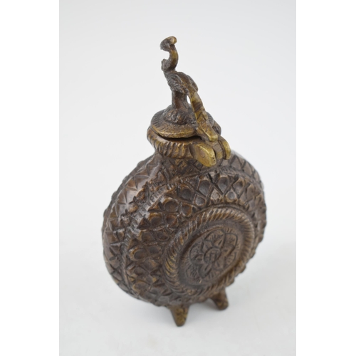 633 - A reproduction bronze Islamic / Turkish style moon flask, freestanding, 15cm tall.