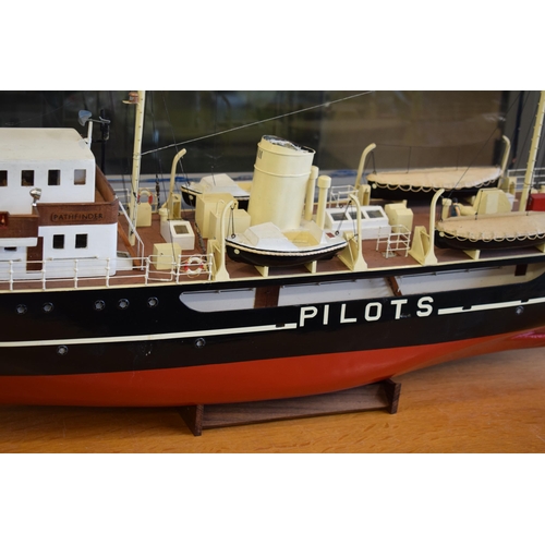 684 - PILOTS PATHFINDER No 14 Radio Controlled Boat. Good model of the Trinity House Ship. Length 110cm, H... 