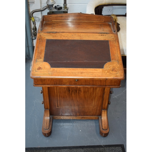 528 - Victorian inlaid slopefront mahogany Davenport desk, with leather insert, with drawers to right hand... 