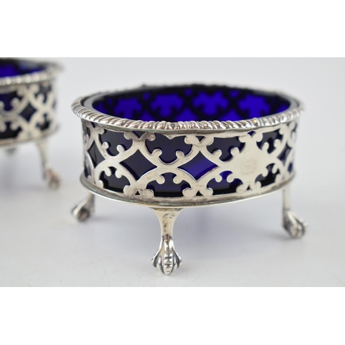 372 - A pair of silver table salts, with blue glass liners, London 1900, 123.7 grams (2).