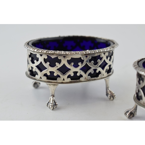 372 - A pair of silver table salts, with blue glass liners, London 1900, 123.7 grams (2).