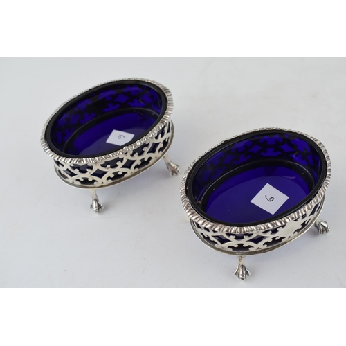 372 - A pair of silver table salts, with blue glass liners, London 1900, 123.7 grams (2).