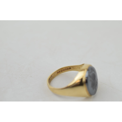 384 - 9ct gold gent's ring with a centurion profile, 4.8 grams, size R.