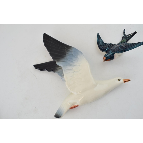 185 - Beswick seagull wall plaque 922-3 (beak chipped) and a swallow 757-3 (damaged) (2).