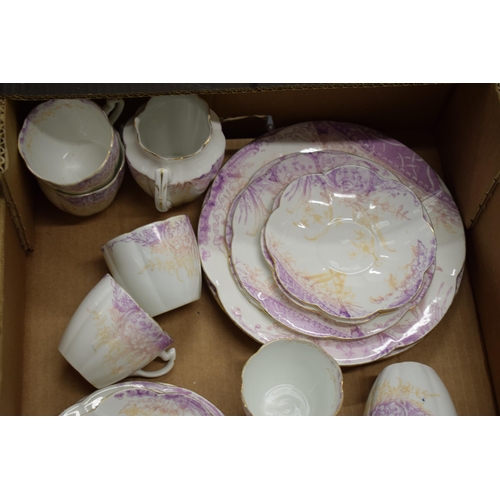 256 - Wileman & Co tea ware (pre-Shelley) to include 8 cups, 8 saucers, 8 side plates and 2 cake plates (Q... 