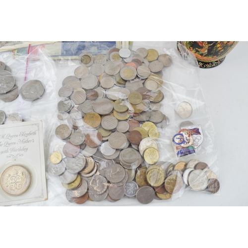 480 - A quantity of mixed UK and Foreign currencies to include a 1977 clad Eisenhower silver dollar variou... 