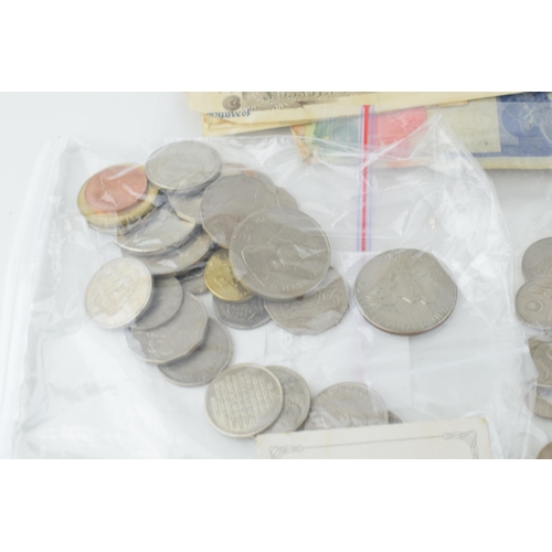 480 - A quantity of mixed UK and Foreign currencies to include a 1977 clad Eisenhower silver dollar variou... 