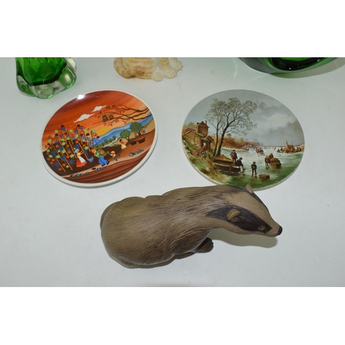 70 - Pottery to include a Poole stoneware model of a badger, a pair of Poole 6'' plates to include 423 Au... 