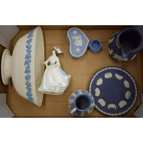 264 - A collection of Wedgwood Jasperware and Queensware items to include jugs lidded pots, trinket trays ... 