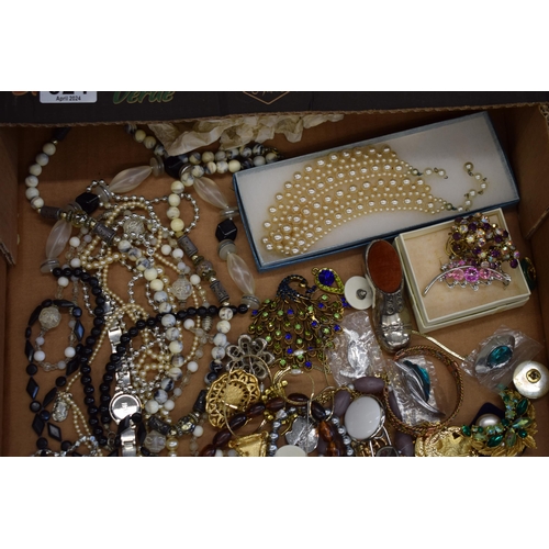 324 - A mixed collection of modern, vintage and antique costume jewellery to include broochs necklaces and... 