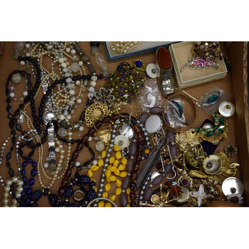 324 - A mixed collection of modern, vintage and antique costume jewellery to include broochs necklaces and... 