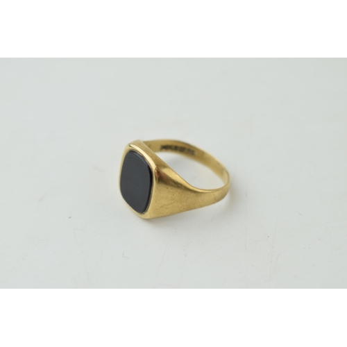 337 - 9ct gold gentleman's signet ring set with onyx stone. Ring size R. Gross weight 3.4. grams