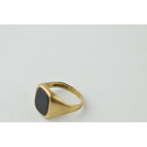 337 - 9ct gold gentleman's signet ring set with onyx stone. Ring size R. Gross weight 3.4. grams