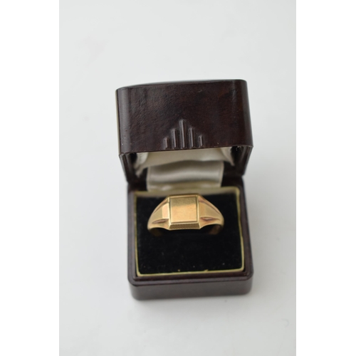 338 - 9ct yellow cold gentleman's signet ring in bakelite Art Deco ring box bearing the jewellers name T.H... 