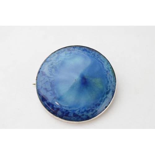 347 - A Ruskin blue enamel circular brooch in plain silver mount, impressed mark for 'Ruskin' to verso, mo... 