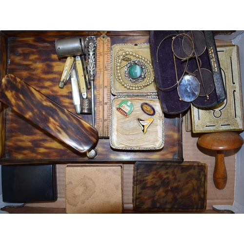 618 - A mixed collection of items to include vintage penknives, enamel badges and a Scottish 'IONA' agate ... 