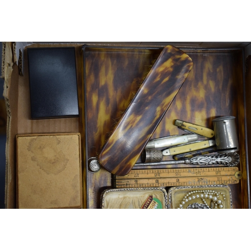 618 - A mixed collection of items to include vintage penknives, enamel badges and a Scottish 'IONA' agate ... 